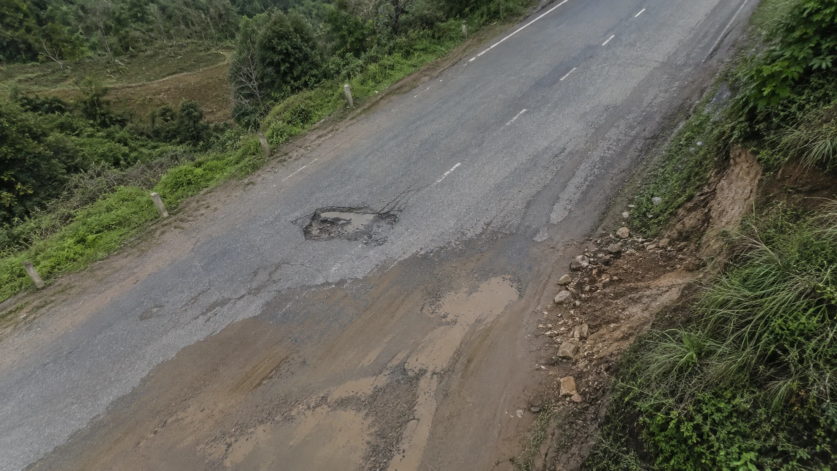 路面破损与塌陷线索巡查：独立无人机航拍场景与红色目标标注示意