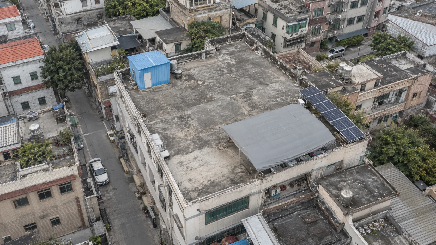 棚房与楼顶搭建识别：独立无人机航拍场景与红色目标标注示意