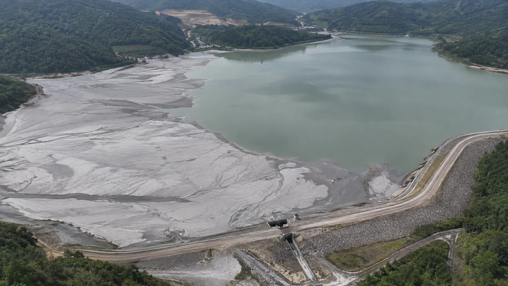 尾矿库水面与干滩变化核查：独立无人机航拍场景与红色目标标注示意