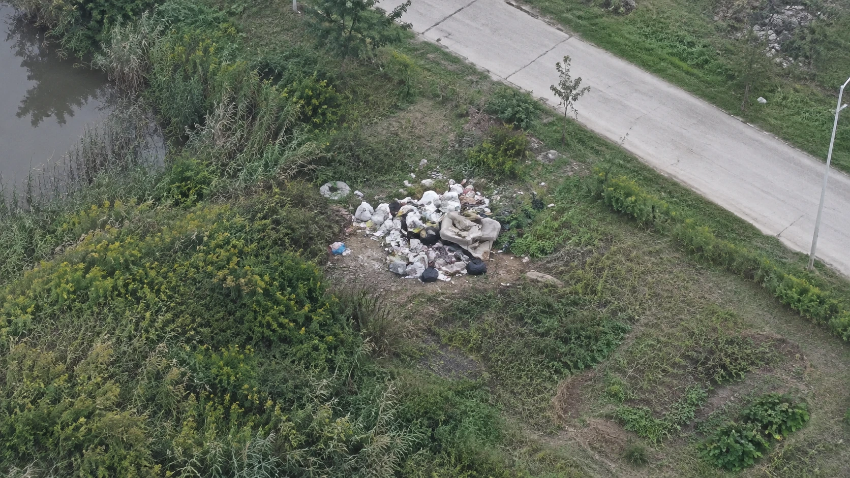 露天倾倒与垃圾暴露巡查：独立无人机航拍场景与红色目标标注示意