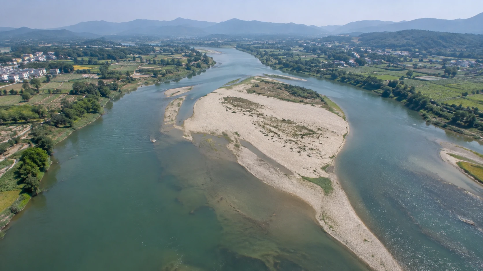 河道淤积与沙洲识别：独立无人机航拍场景与红色目标标注示意