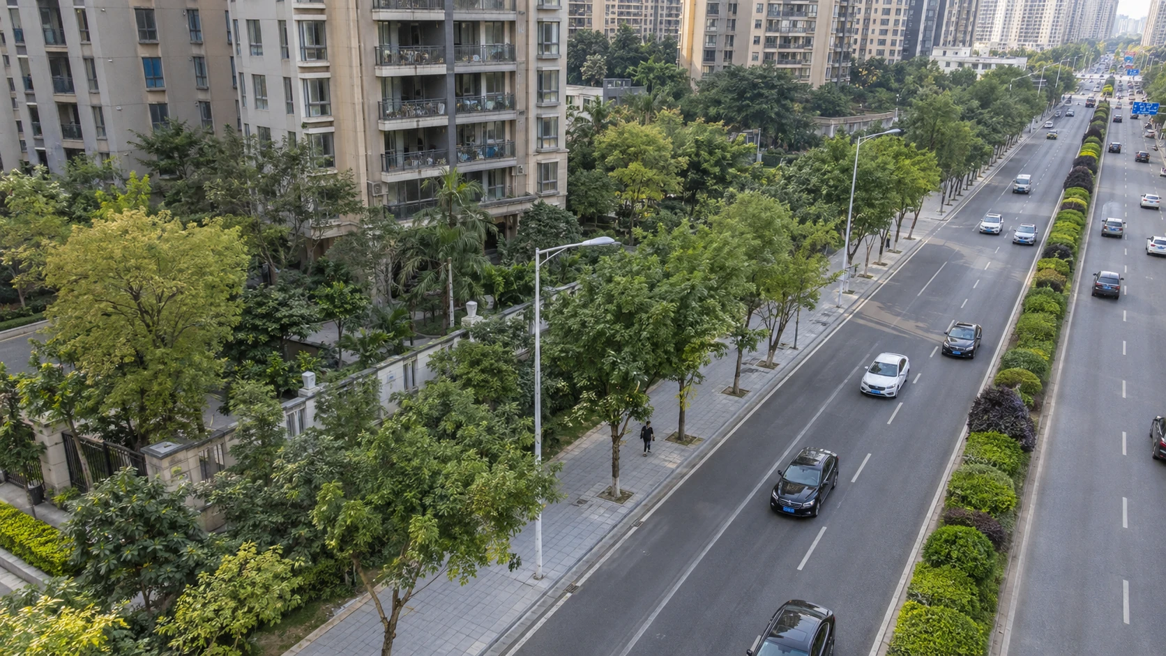 路灯杆识别：独立无人机航拍与红色目标标注示意