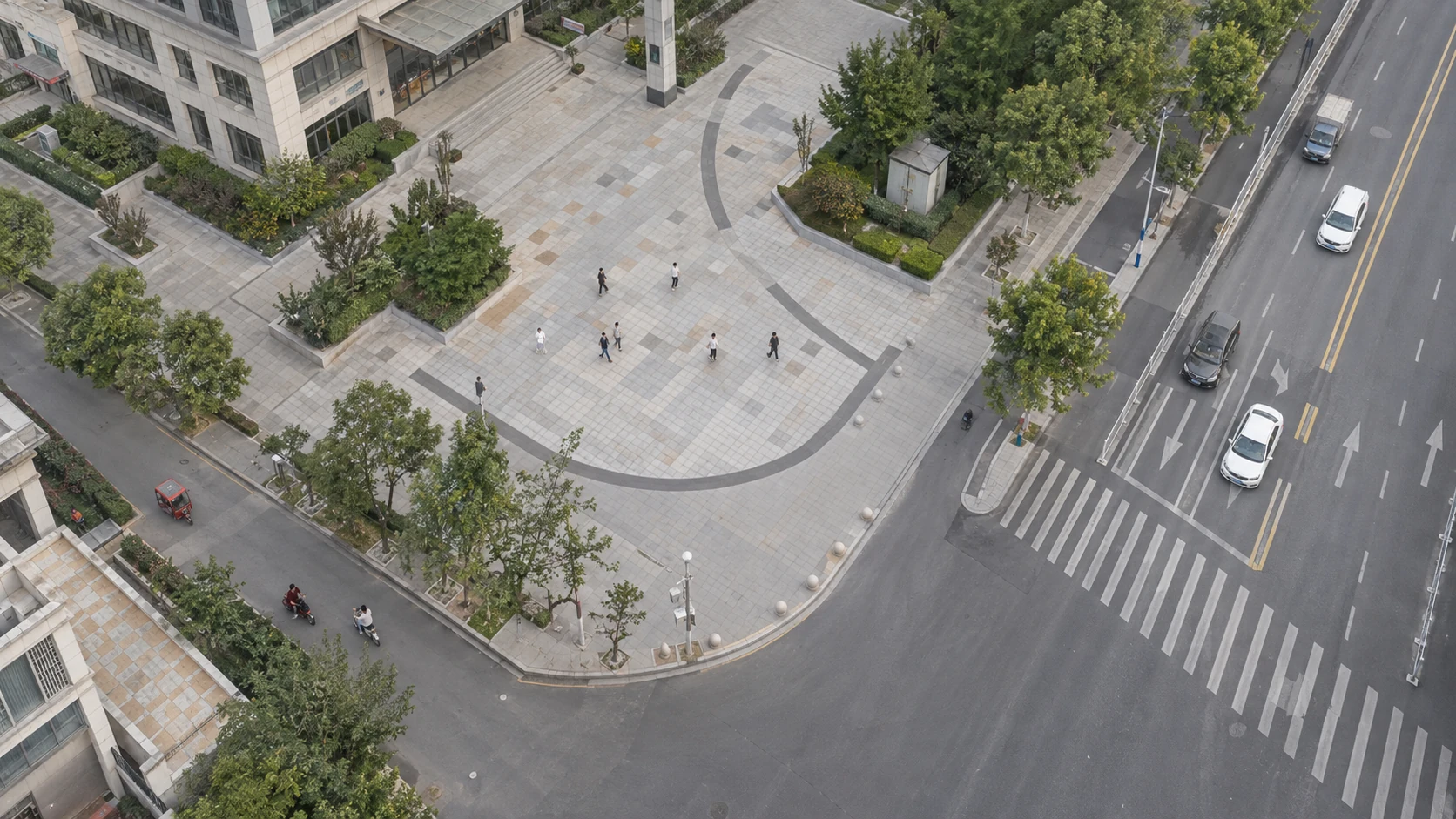 人员目标识别：独立无人机航拍场景与红色目标标注示意